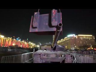 Момент опускания пушки Леопарда на Поклонной горе в Москве :