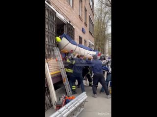 В Москве спасателям пришлось спиливать оконную решётку, чтобы вытащить мужчину из квартиры. Он весит 300 килограммов и в дверь н
