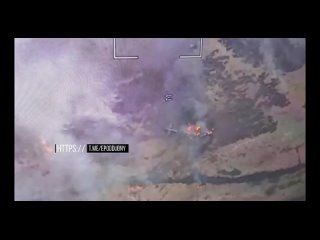 Догорающие обломки вертолета ВСУ, который был сбит силами Армии России на границ