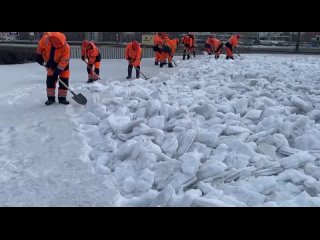 В Москве ворошат снег для ускорения таяния его остатков