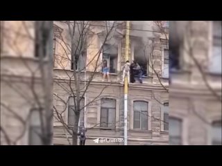 Дворник залез по трубе на третий этаж и спас девушек из горящей квартиры в Петербурге