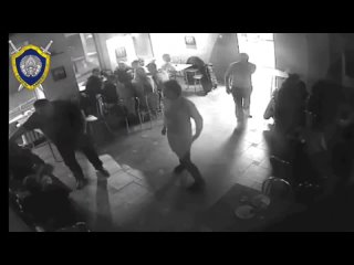 🔪В баре пьяный мужчина с ножом напал на незнакомца. Обвиняемый под стражей