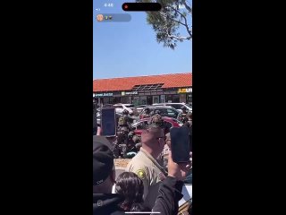 В Калифорнии силовики несколько часов не могли заставить подозреваемого выйти из красного “Ягуара“ на парковке магазина Apple Va