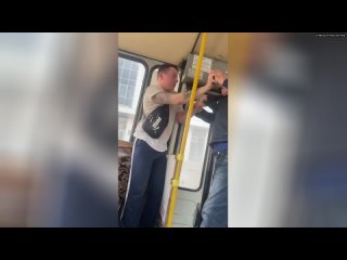В Новосибирском автобусе после замечания вести себя потише парень напал на мужчину.