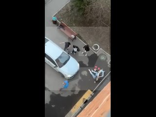 Поножовщина из-за парковочного места: в московском районе Люблино мужчина поставил машину прямо у входа в подъезд — местному жит