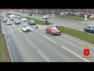 Школьник выбежал на «зебру» и на всей скорости впечатался в машину в Петербурге