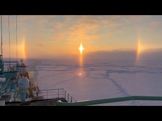 Универсальный атомный ледокол Урал обеспечивает проводку теплохода Георгий Седов в направлении Енисейского залива