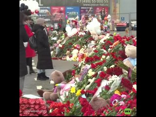La gente sigue depositando flores cerca del Crocus City Hall de Moscú