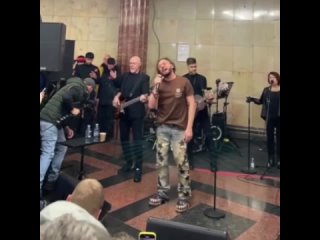Стас Михаилов вчера спел для женщин в метро в честь 8 марта.