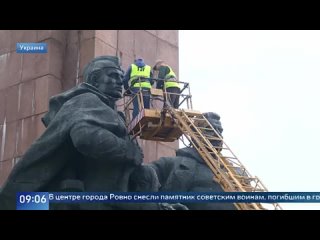 В украинском городе Ровно снесли памятник советским воинам