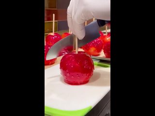 The Cutting Sound of Candied Apples