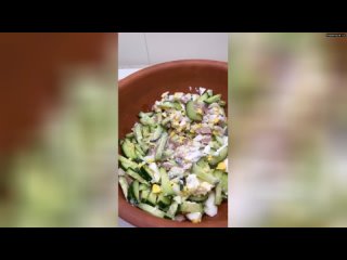 Сытный салат из четырёх ингредиентов  Ингредиенты:  Огурец Любая консерва рыбная (у меня тунец) Яйц