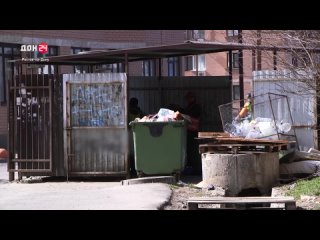 «Живем словно на свалке»: жители дома на улице Пацаева в Ростове-на-Дону жалуются на горы мусора во дворе