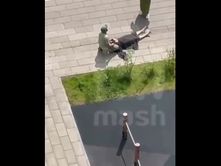 😭Супруг жестоко избил, а затем волоком тащил жену во дворе многоэтажки  #неУнас В подмосковном Путилково мужчина избил... (видео)