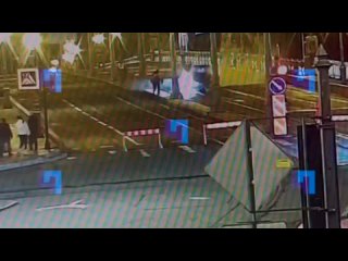 В Петербурге лихач на Porsche врезался в разведенный мост