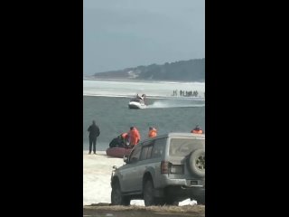 Группа спасателей МЧС начали снимать рыбаков с оторвавшейся льдины на озере Изменчивое