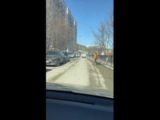 Жители Сабанеева жалуются на стройку ЖК Сабанеева 125, с которой большегрузная техника растаскивает грязь по всей проезжей час