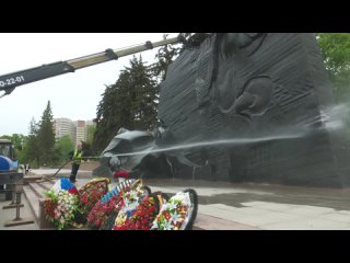 Памятник Славы в Воронеже привели в порядокОт основных загрязнений избавились с помощью воды, в труднодоступных местах использ