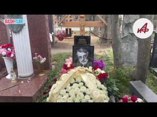 В Москве на Новодевичьем кладбище захоронили урну с прахом президента Театра сатиры Александра Ширвиндта, сообщает ТАСС