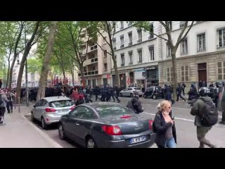 Французская полиция жестко разгоняет первомайскую демонстрацию в Лионе