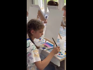 Художник, педагог Карина Мукова рисует с детьми красивый пейзаж акрилом