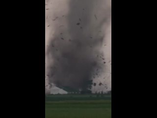 [Интересные Факты] Торнадо Разрушает Сарай за Секунду!