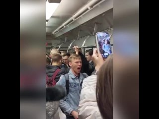 Молодежь спела в питерском метро