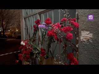 Неравнодушные жители продолжают нести цветы к мемориалу на месте убийства мужчины в Люблино