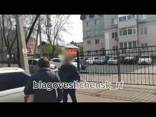 Водители мусоровозов в Благовещенске оказались между молотом и наковальней: с одной стороны на них накидываются автолюбители,