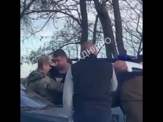 Жители Никополя отбили у военкомов мужчину, которого силой вытащили из его машины и пытались увезти