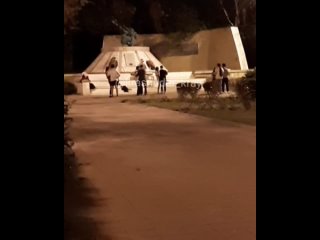 Иностранцы танцуют возле памятника погибшим зенитчикам в Краснодаре
