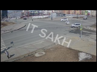 Автомобиль на скорости влетел во внедорожник на перекрестке в Южно-Сахалинске