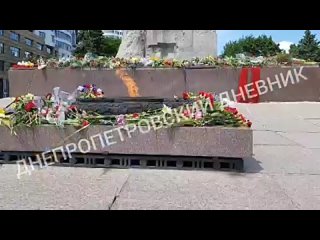 Днепропетровск празднует День Победы. Горожане несут цветы к монументу Вечная Слава. В этом году зажгли вечный огонь