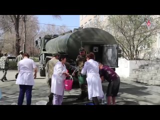 Подразделение РВСН продолжает доставку и раздачу питьевой воды жителям Оренбуржья.