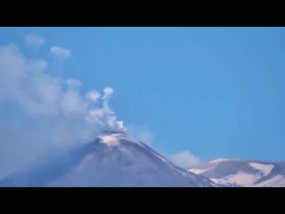Итальянский вулкан Этна начал пускать дымовые колечки.