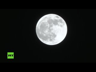 EN DIRECT : une pleine lune rose illumine le ciel d’Abou Dabi