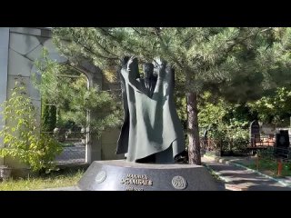 Шикарный памятник на могиле Махмуда Эсамбаева _ Бог танца _ Мусульманское Даниловское кладбище 2023