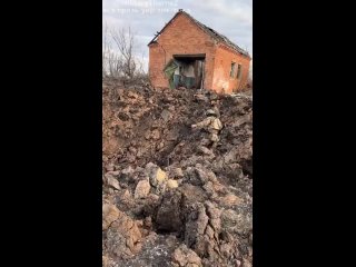 Украинские солдаты показали кратер после прилета российской авиабомбы ФАБ с модулем коррекции.