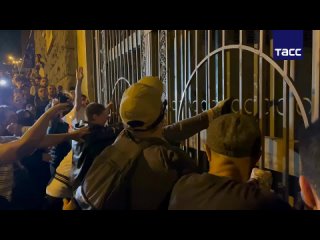Иностранные агенты в Тбилиси повредили ворота служебного входа/выхода