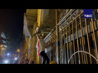 Протестующие_в_Тбилиси_повредили_ворота_служебного_входа_выхода