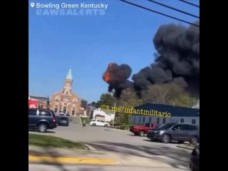 В Кентъки се провежда евакуация след масивна експлозия и пожар в бензиностанция Comfuel в Боулинг Грийн. Хората бягат от сградит
