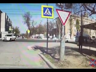Момент наезда иномарки на четверых 12-летних попал на видео в Волгограде