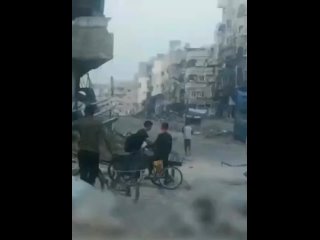 Un vídeo captura el momento en que un avión de ocupación atascó una casa en la Franja de #Gaza durante la actual agresión de #Is