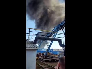 Крупный пожар произошел в Советском округе Омска на одном из производств, сообщил губернатор Омской области Хоценко. Пожарные МЧ