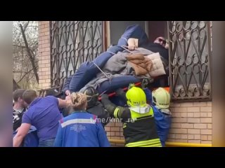 В больнице в Москве скончался 300-килограммовый мужчина, которого пришлось госпитализировать через окно, спилив решетки