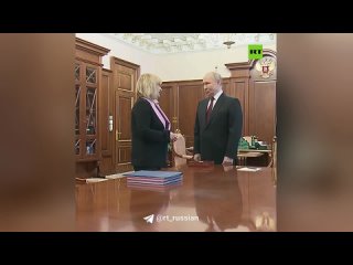 Глава ЦИК Памфилова вручила Путину удостоверение президента