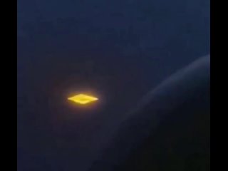 Пассажирка самолета сделала видео на свой телефон, на котором видно, что рядом с ними летит объект, напоминающий НЛО.
