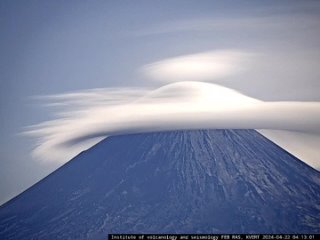 Таймлапс лентикулярного облака над вулканом Ключевской (Камчатка, 22 апреля 2024).