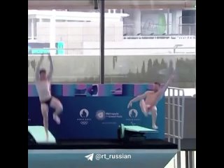 Пловец из вирусного ролика, упавший с трамплина во время прыжка в Париже, объяснил в эфире BFMTV, что перенервничал
