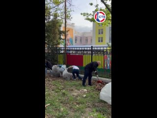Видео дня: Михаил Развожаев вместе с севастопольцами убирает зеленую зону рядом с детским садом на улице Хрусталева, 121